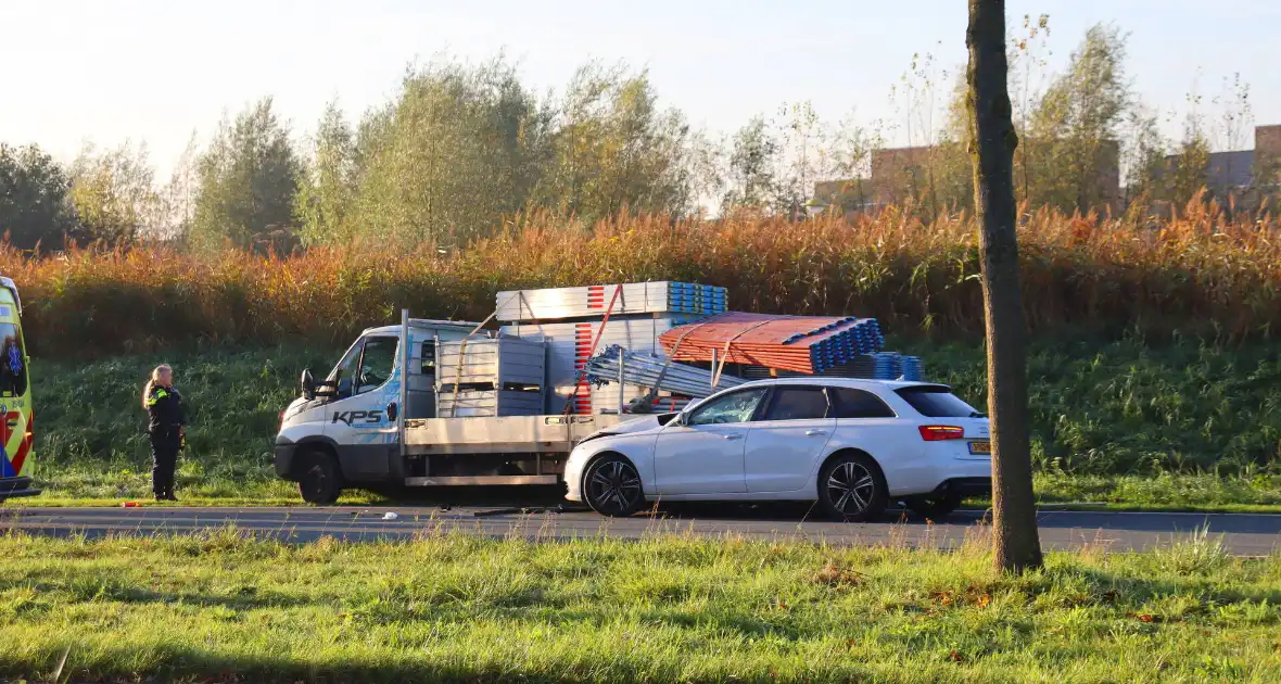 Twee gewonden nadat auto achterop bakwagen botst