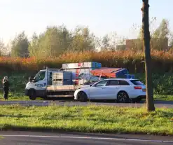 Twee gewonden nadat auto achterop bakwagen botst