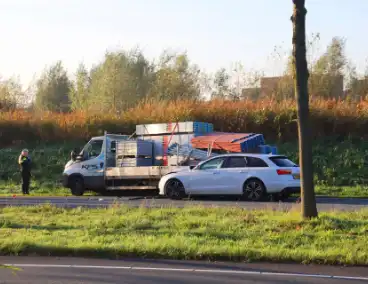 Twee gewonden nadat auto achterop bakwagen botst