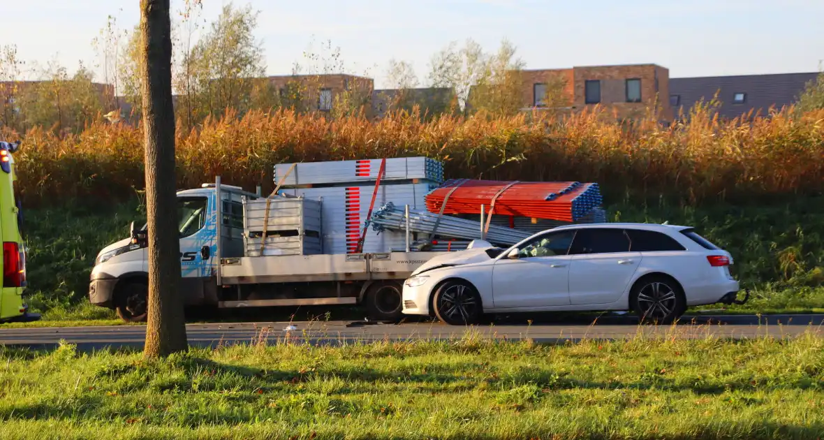 Twee gewonden nadat auto achterop bakwagen botst - Foto 1