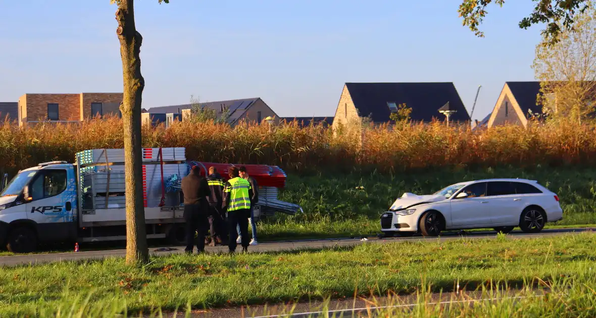 Twee gewonden nadat auto achterop bakwagen botst - Foto 3