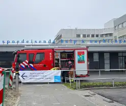 Brandweer bevrijdt persoon bij spoed eisende hulp