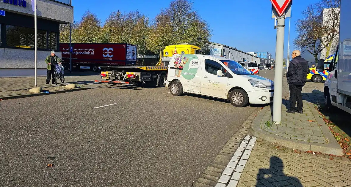 Gewonde bij aanrijding tussen twee voertuigen - Foto 3