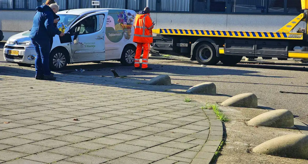 Gewonde bij aanrijding tussen twee voertuigen - Foto 4