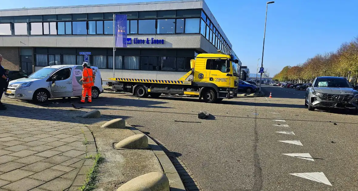 Gewonde bij aanrijding tussen twee voertuigen - Foto 6