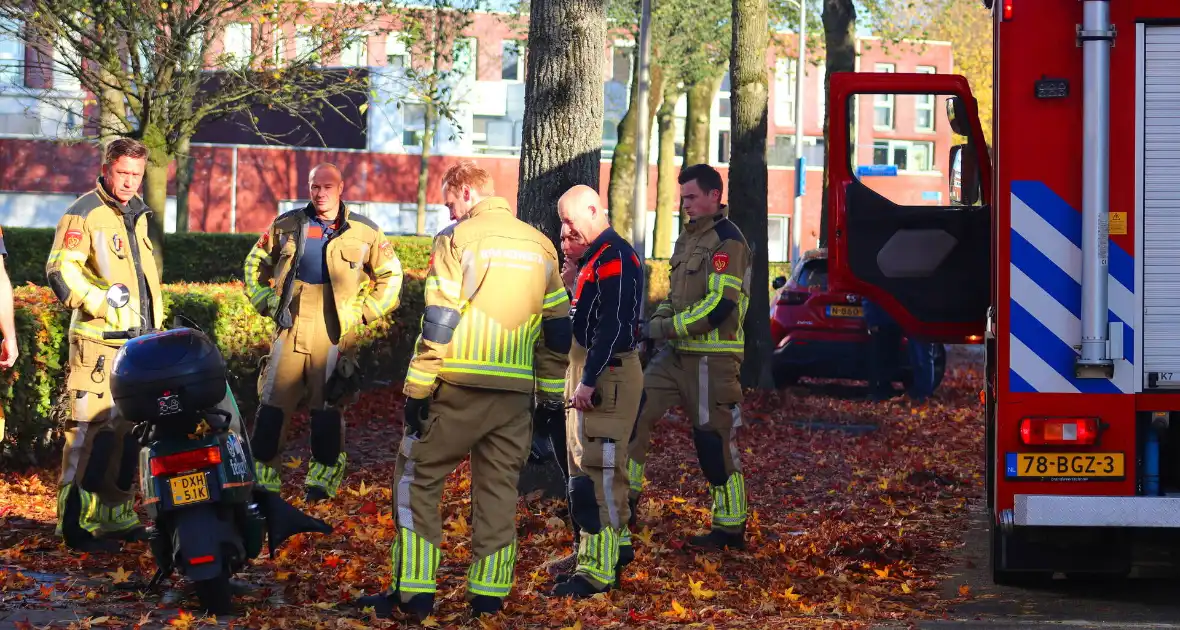 Brandweer blust brand in deelscooter