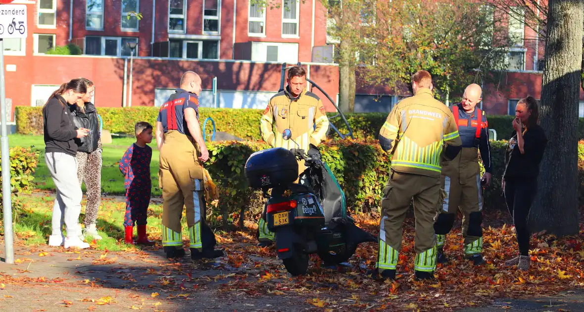 Brandweer blust brand in deelscooter - Foto 1