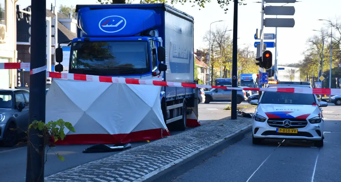 Fietser overleden na botsing met vrachtwagen - Foto 1