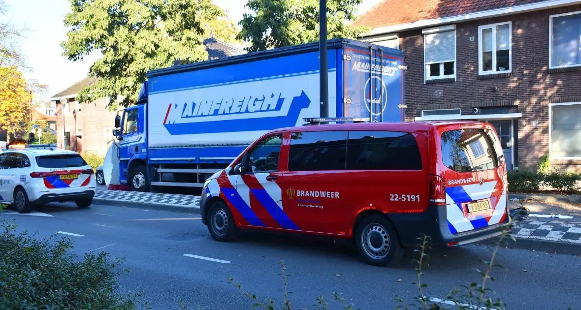 Fietser overleden na botsing met vrachtwagen - Foto 12