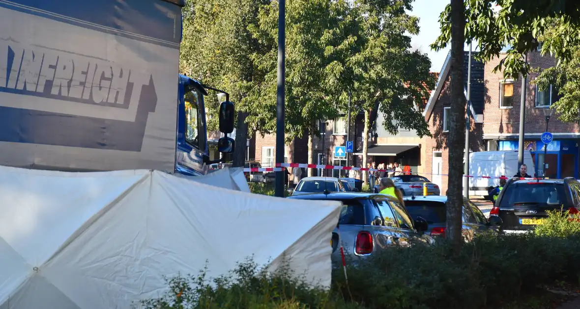 Fietser overleden na botsing met vrachtwagen - Foto 2