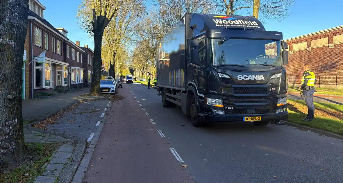 Politie onderzoek naar aanrijding tussen fietsers en vrachtwagen