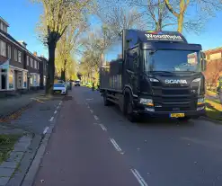 Politie onderzoek naar aanrijding tussen fietsers en vrachtwagen