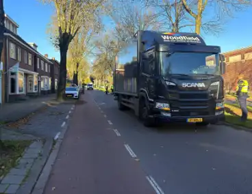 Politie onderzoek naar aanrijding tussen fietsers en vrachtwagen