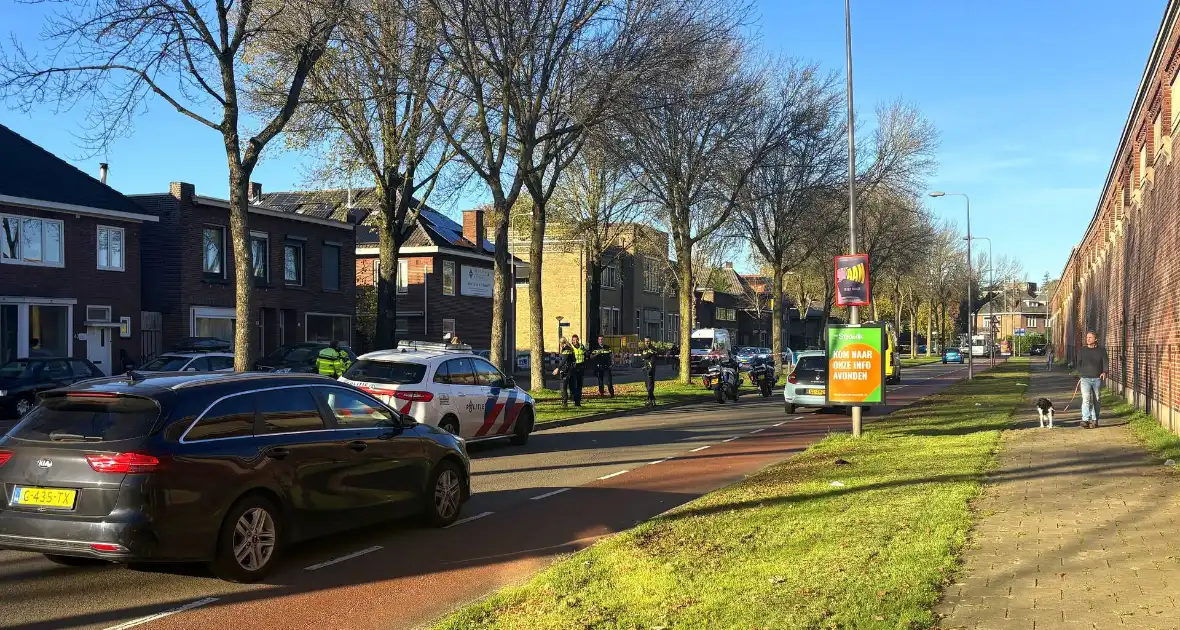 Politie onderzoek naar aanrijding tussen fietsers en vrachtwagen - Foto 1