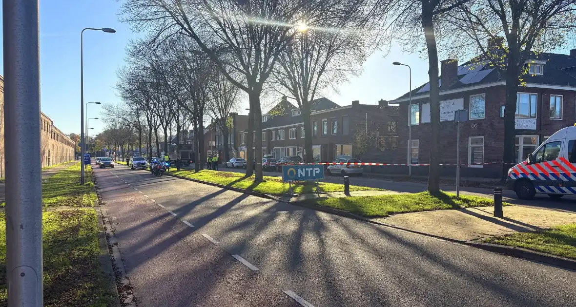 Politie onderzoek naar aanrijding tussen fietsers en vrachtwagen - Foto 2