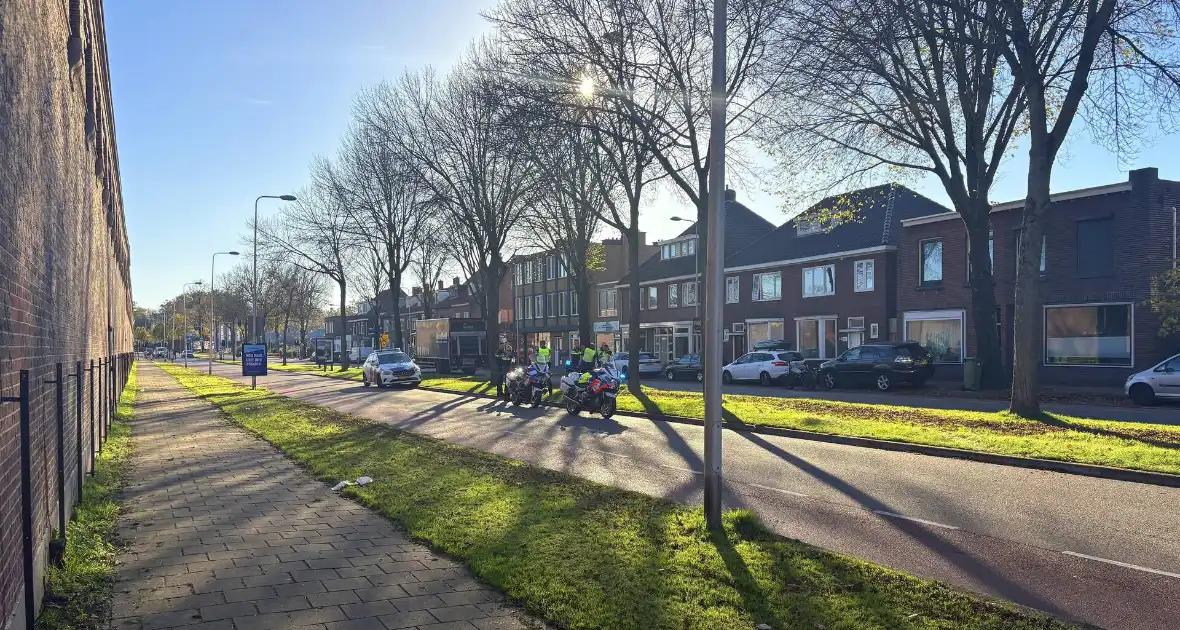 Politie onderzoek naar aanrijding tussen fietsers en vrachtwagen - Foto 3