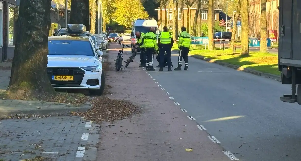 Politie onderzoek naar aanrijding tussen fietsers en vrachtwagen - Foto 5