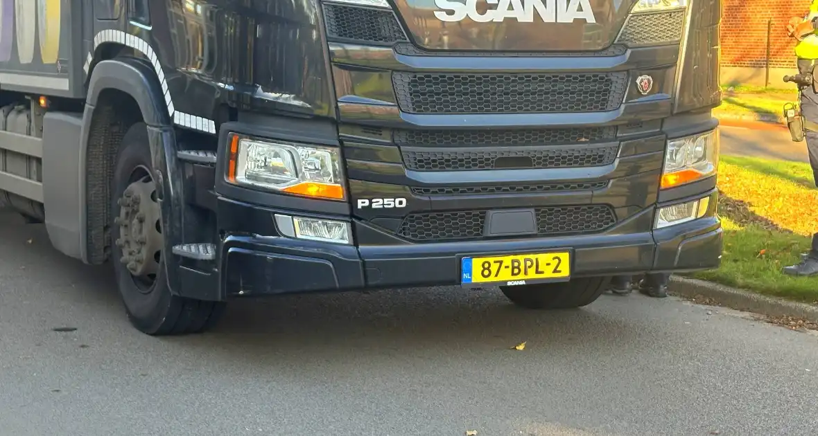 Politie onderzoek naar aanrijding tussen fietsers en vrachtwagen - Foto 6