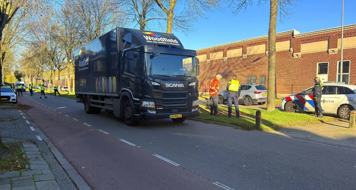 Politie onderzoek naar aanrijding tussen fietsers en vrachtwagen - Foto 7