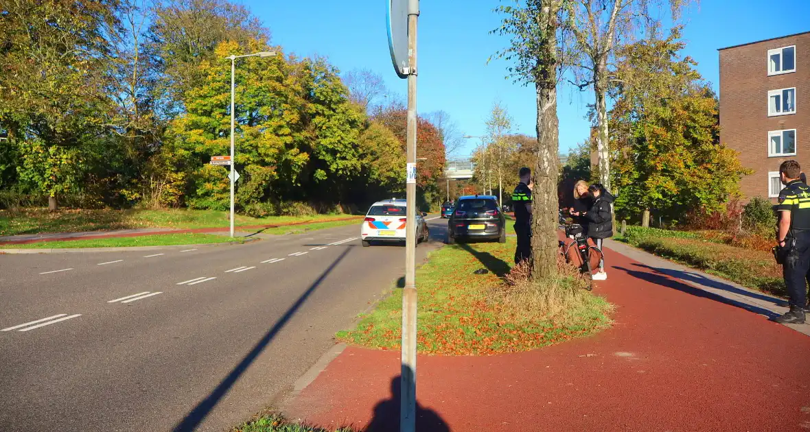 Fietster ziet auto over het hoofd bij afslaan