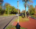 Fietster ziet auto over het hoofd bij afslaan