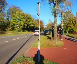 Fietster ziet auto over het hoofd bij afslaan