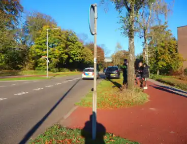 Fietster ziet auto over het hoofd bij afslaan