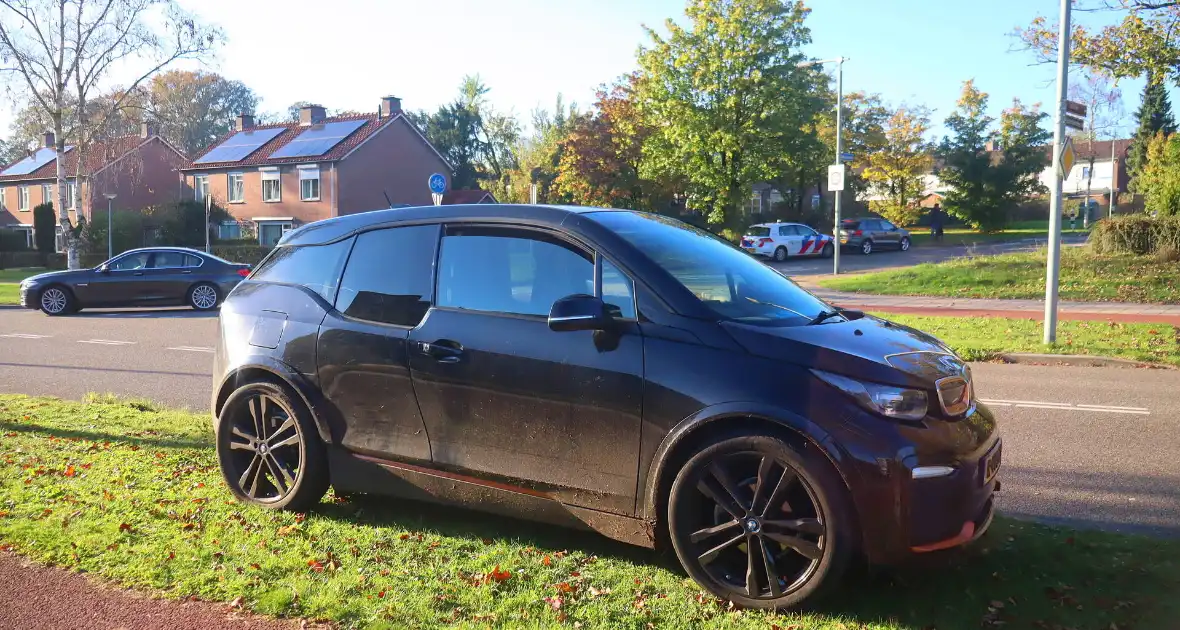 Fietster ziet auto over het hoofd bij afslaan - Foto 1