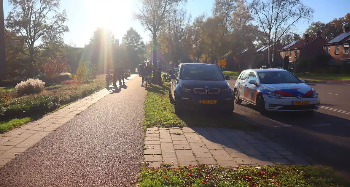 Fietster ziet auto over het hoofd bij afslaan - Foto 2