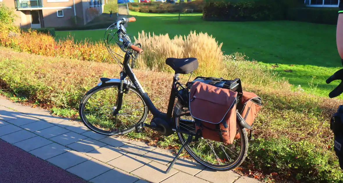 Fietster ziet auto over het hoofd bij afslaan - Foto 3