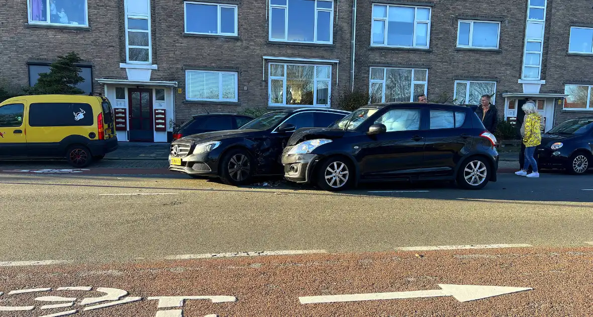 Automobilist verlaat parkeervak en botst op doorgaand verkeer - Foto 3