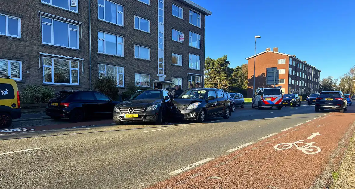 Automobilist verlaat parkeervak en botst op doorgaand verkeer - Foto 4