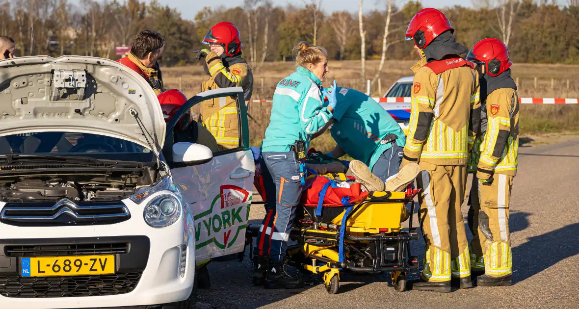 Onderzoek naar oorzaak botsing tussen twee auto's - Foto 10