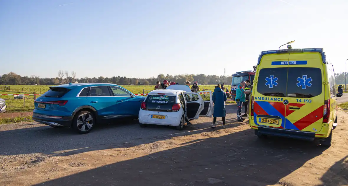 Onderzoek naar oorzaak botsing tussen twee auto's - Foto 2