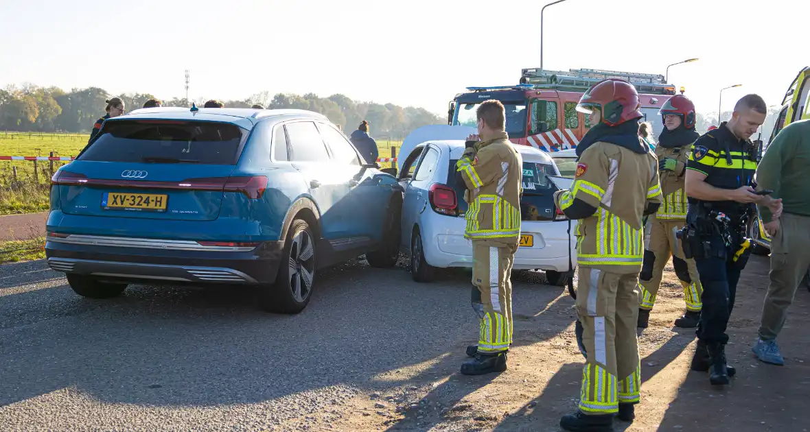 Onderzoek naar oorzaak botsing tussen twee auto's - Foto 3