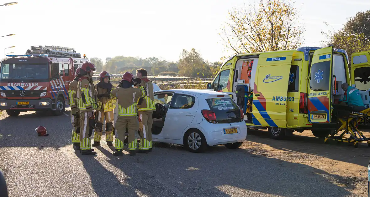 Onderzoek naar oorzaak botsing tussen twee auto's - Foto 4