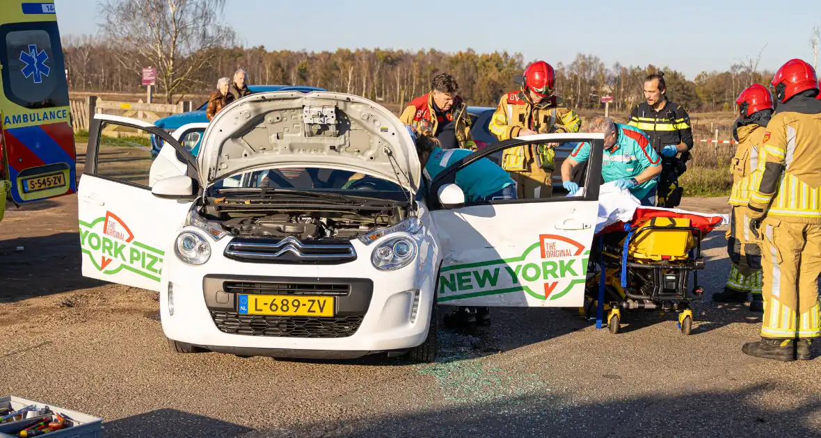 Onderzoek naar oorzaak botsing tussen twee auto's - Foto 5