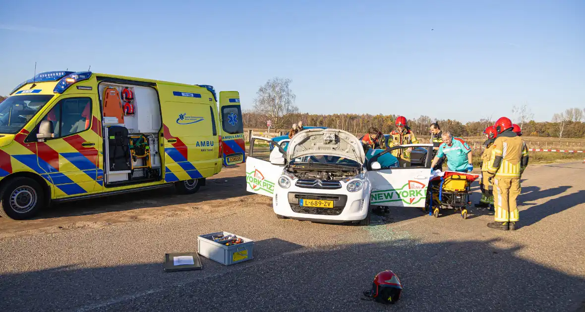 Onderzoek naar oorzaak botsing tussen twee auto's - Foto 6