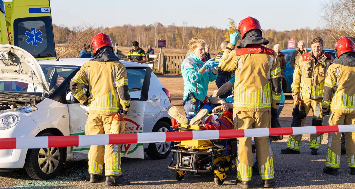 Onderzoek naar oorzaak botsing tussen twee auto's - Foto 9