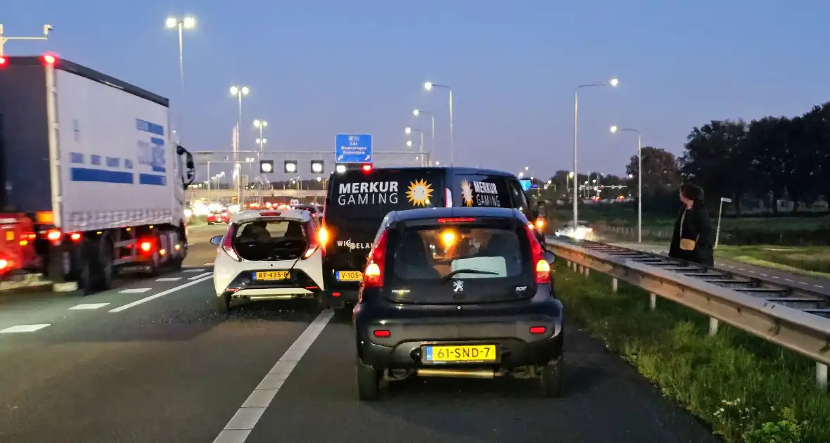 Snelweg deels dicht door verkeersongeval - Foto 1