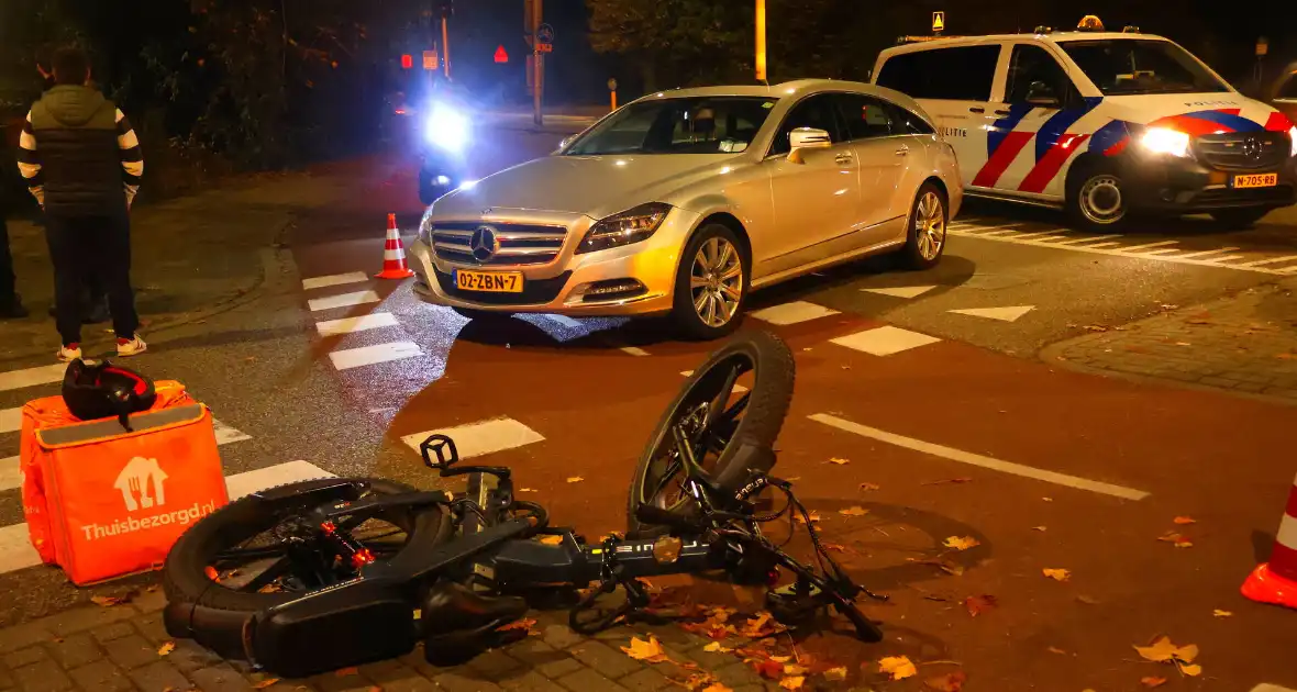 Fatbike bezorger en automobilist met elkaar in botsing