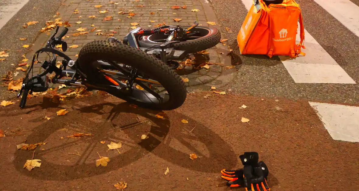 Fatbike bezorger en automobilist met elkaar in botsing - Foto 7