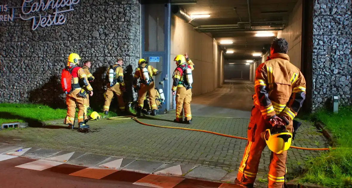 Brandend restafval in parkeergarage zorgt voor rookontwikkeling