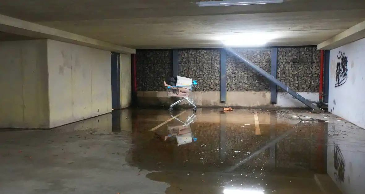 Brandend restafval in parkeergarage zorgt voor rookontwikkeling - Foto 1