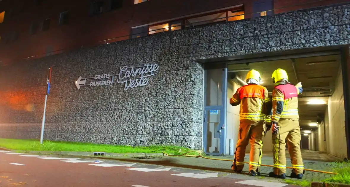 Brandend restafval in parkeergarage zorgt voor rookontwikkeling - Foto 3