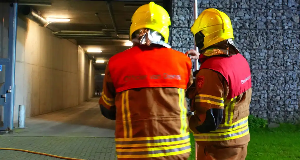 Brandend restafval in parkeergarage zorgt voor rookontwikkeling - Foto 4