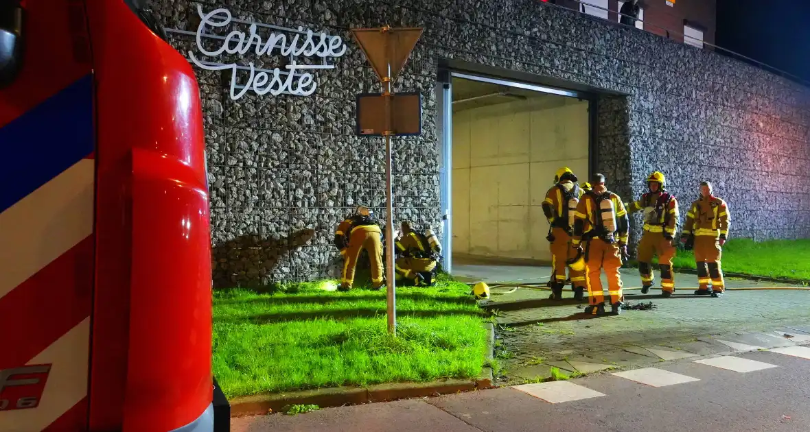 Brandend restafval in parkeergarage zorgt voor rookontwikkeling - Foto 7