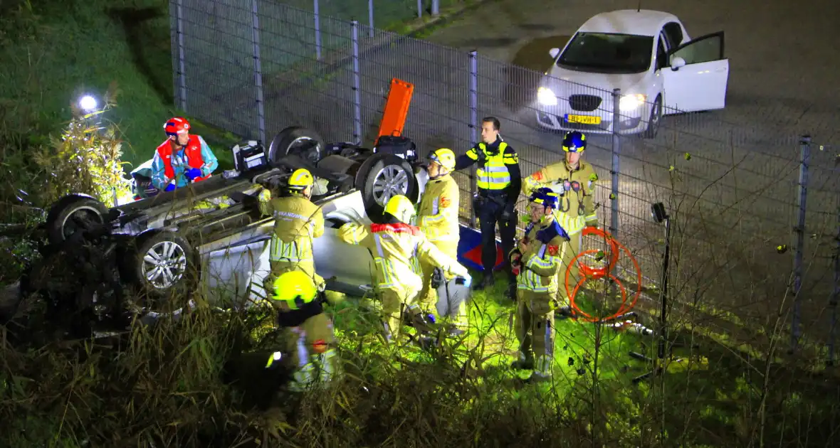 Auto rijdt van talud en belandt op de kop, inzittende gereanimeerd