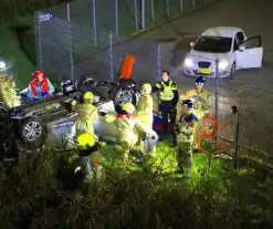 Auto rijdt van talud en belandt op de kop, inzittende gereanimeerd