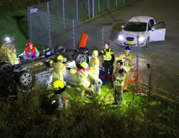 Auto rijdt van talud en belandt op de kop, inzittende gereanimeerd